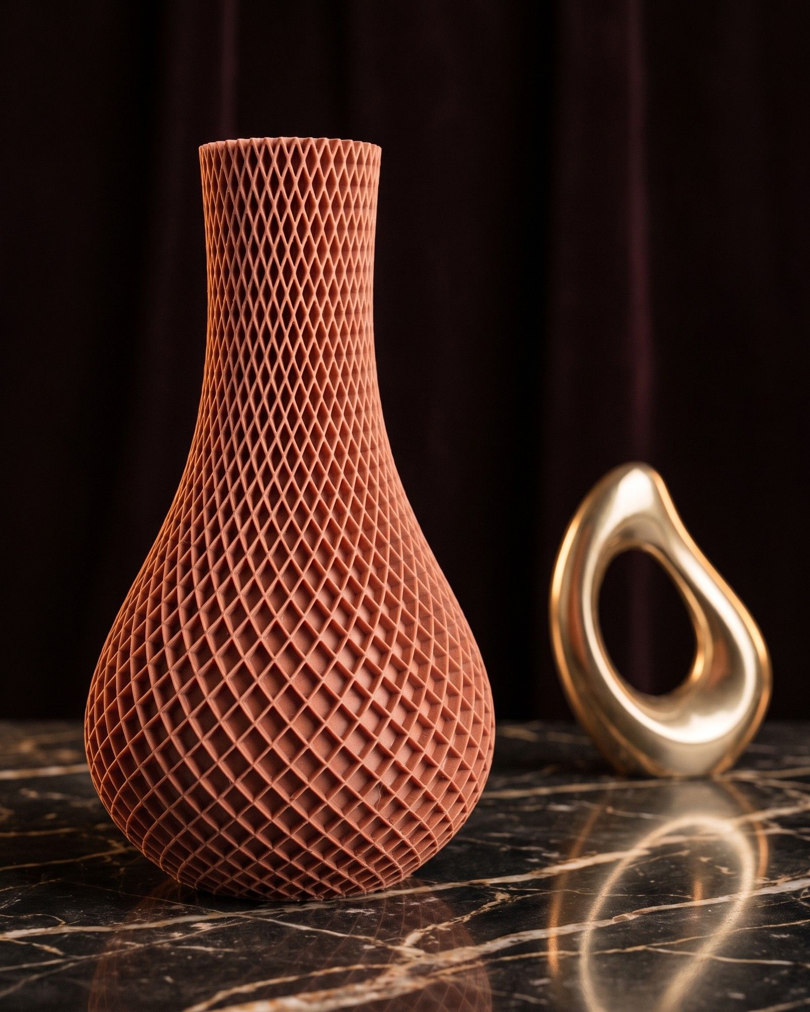 Dieselbe Vase auf dunklem Marmor vor einem Samtvorhang, daneben eine goldene Skulptur; Form, Rautenmuster und Farbe unverändert